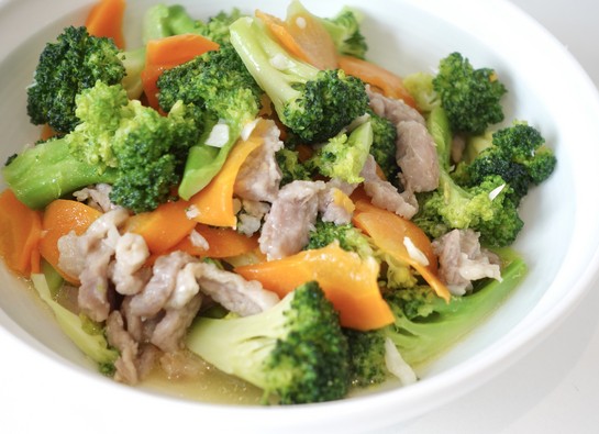 肉片胡萝卜炒西兰花